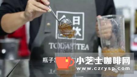 抹茶拿铁的制作:取咖啡杯一个,将抹茶粉放入杯内!