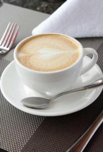 现磨咖啡迅速打奶泡和手工制作热奶泡的制做
